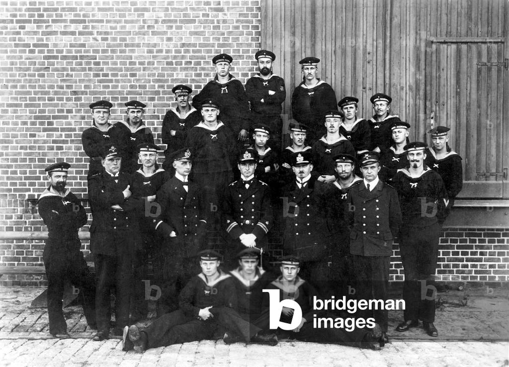 Captain Otto Weddingen and crew of the 'U 9' (b/w photo)