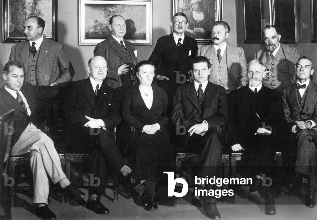 Group photo of the participants at the Autumn Meeting of the Academy of Poets, 1936 (b/w photo)