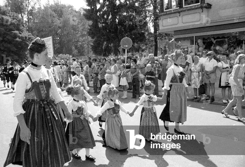 Parade in traditional costumes in Upper Bavaria, 1974 (b/w photo)