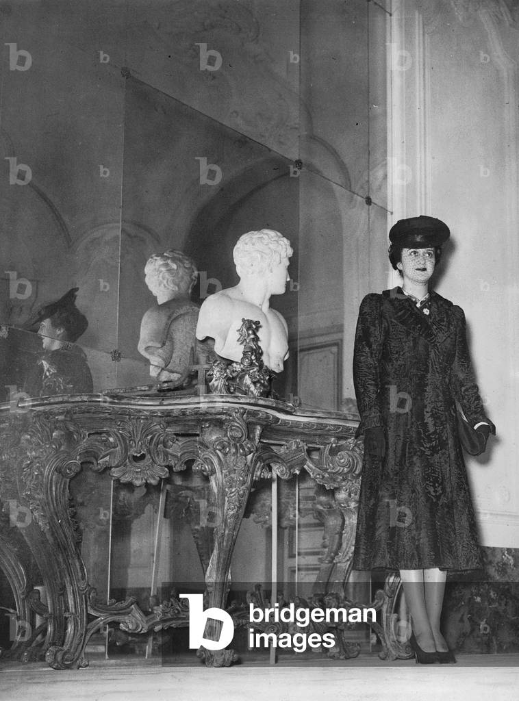 Women's fashion from 1939 (b/w photo)