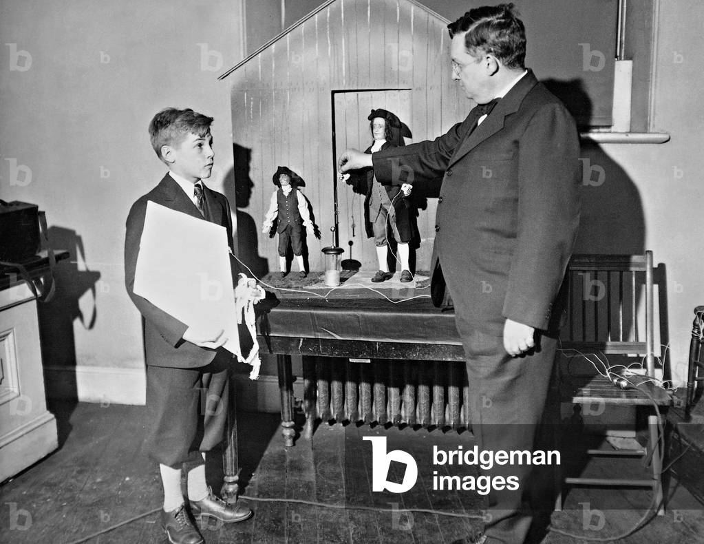 Presentation of the kite experiment in the Franklin Institute, 1931 (b/w photo)