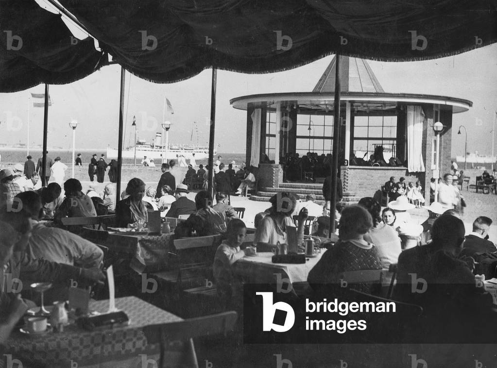 Guests in a cafe on Helgoland, 1935 (b/w photo)