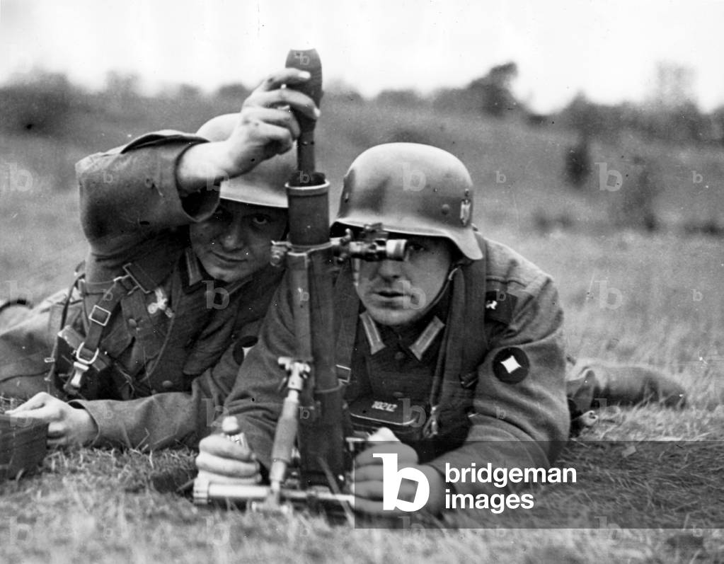Lightweight grenade launcher on the training area Doeberitz, 1935 (b/w photo)