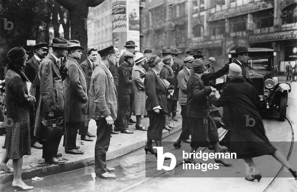 Street traffic in Berlin, 1926 (b/w photo)