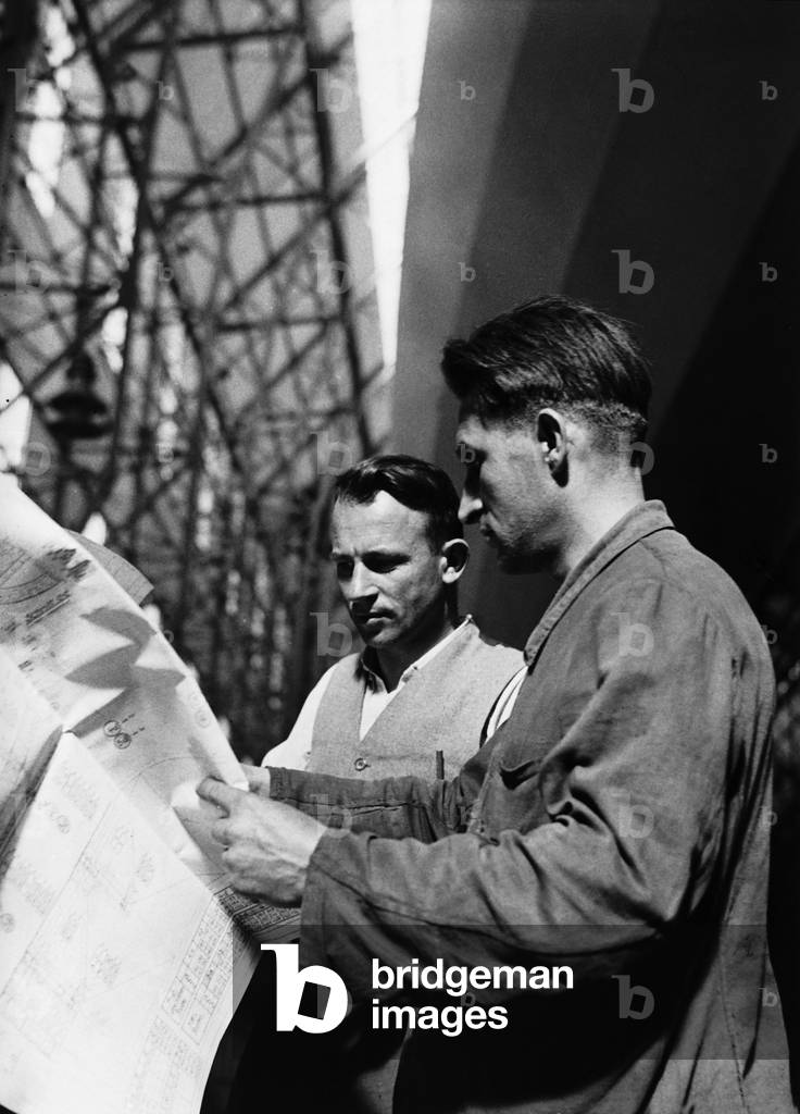 Construction of the Zeppelin 'LZ 130 ', 1937 (b/w photo)