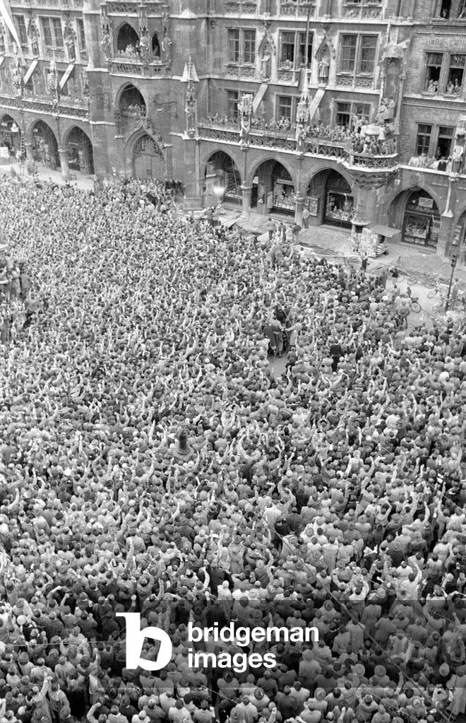 Reception in Munich following the World Cup victory of the German national team, 1954 (b/w photo)