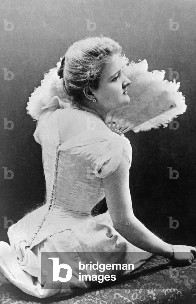 Women's fashion, 1902 (b/w photo)