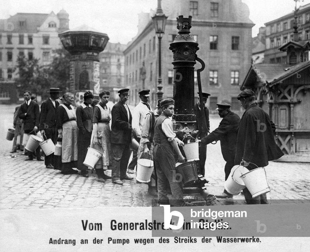 Rush on the water pump during the strike of the waterworks in Szczecin, 1919