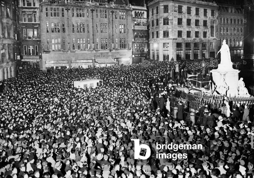 New Year's Eve in front of  Paul's Cathedral, 1935 (b/w photo)