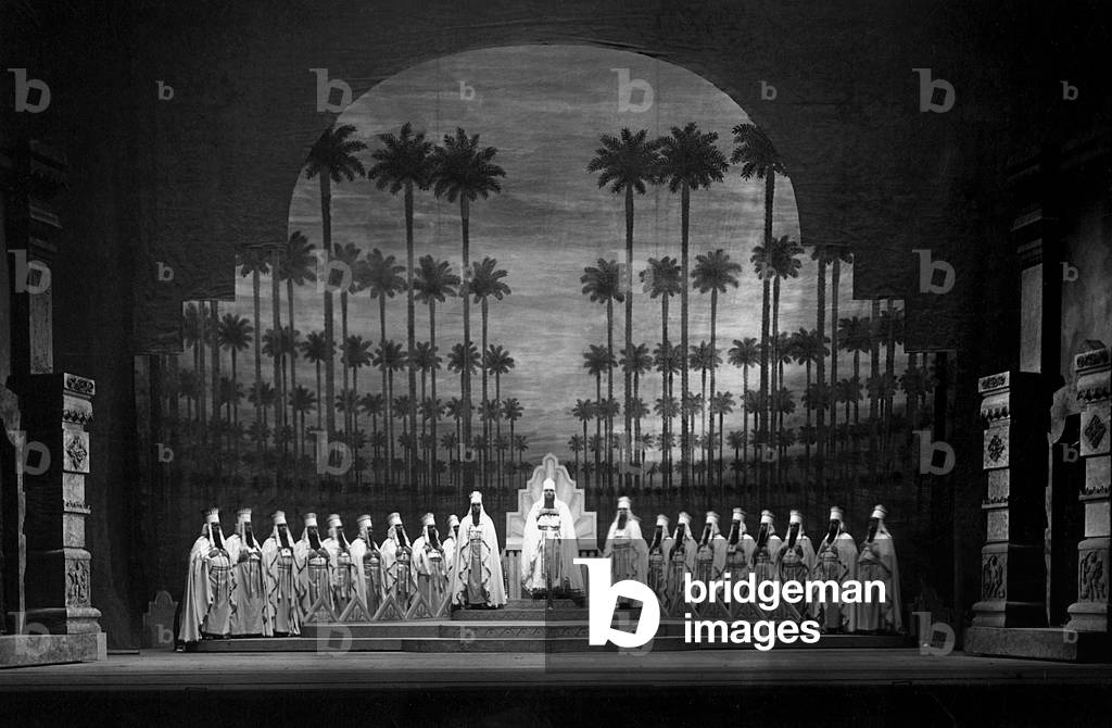 Scene from a performance of the opera 'The Magic Flute' by Wolfgang Amadeus Mozart at the Berlin State Opera Unter den Linden, Germany, 1928 (b/w photo)