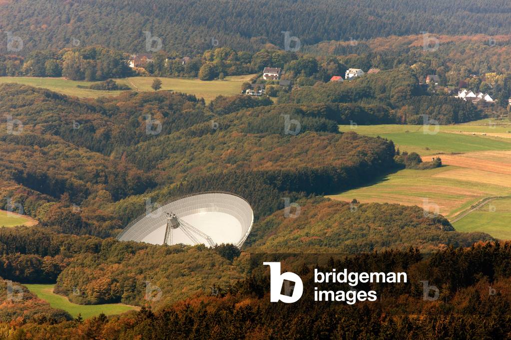 The radio telescope Effelsberg at the Max Planck Institute in Nordrhein-Westfalen, 2011 (photo)