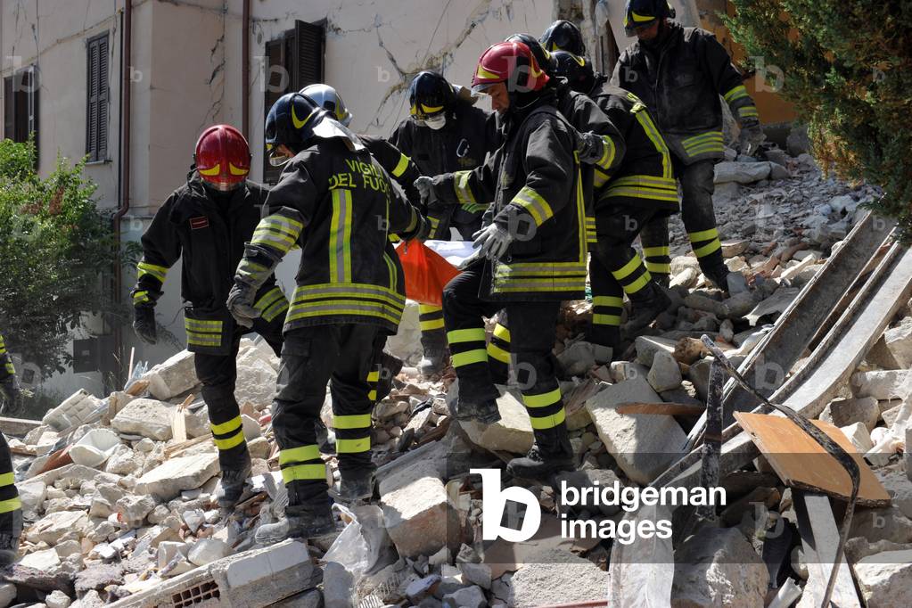 Rescuers searching for and recovering people who have been buried after an earthquake of magnitude 6 in the village of Accumoli, 2016 (photo)