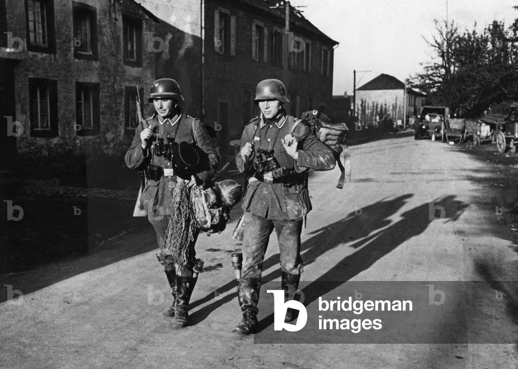 German infantry with souvenirs in France, 1940