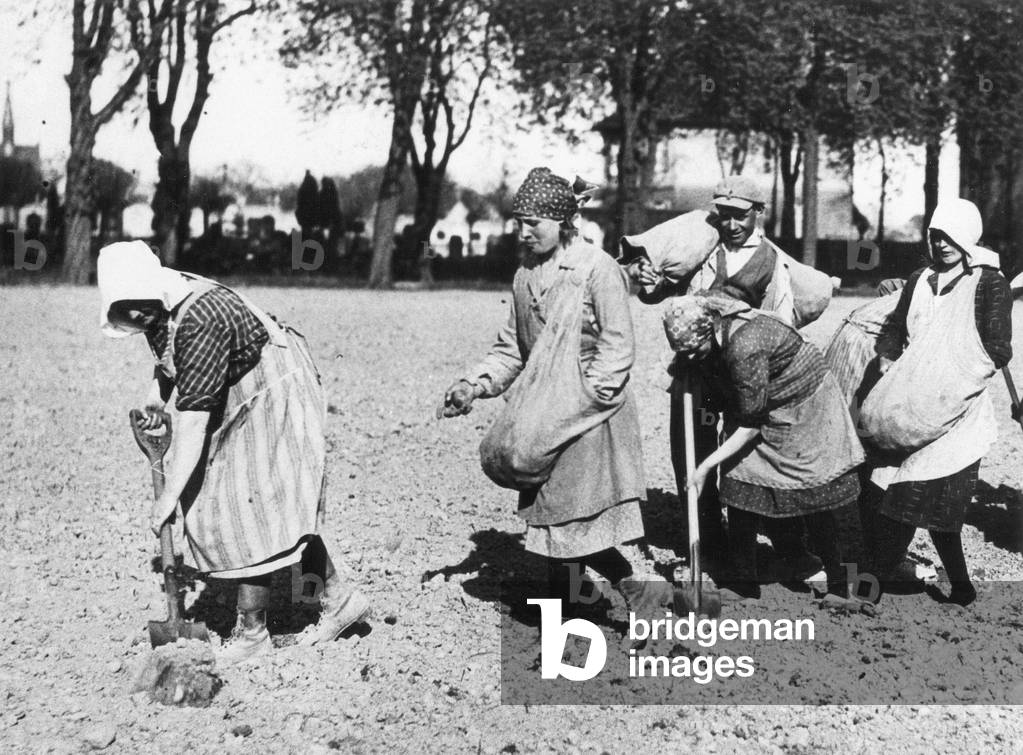 Seasonal workers on an estate near Berlin, 1932 (b/w photo)