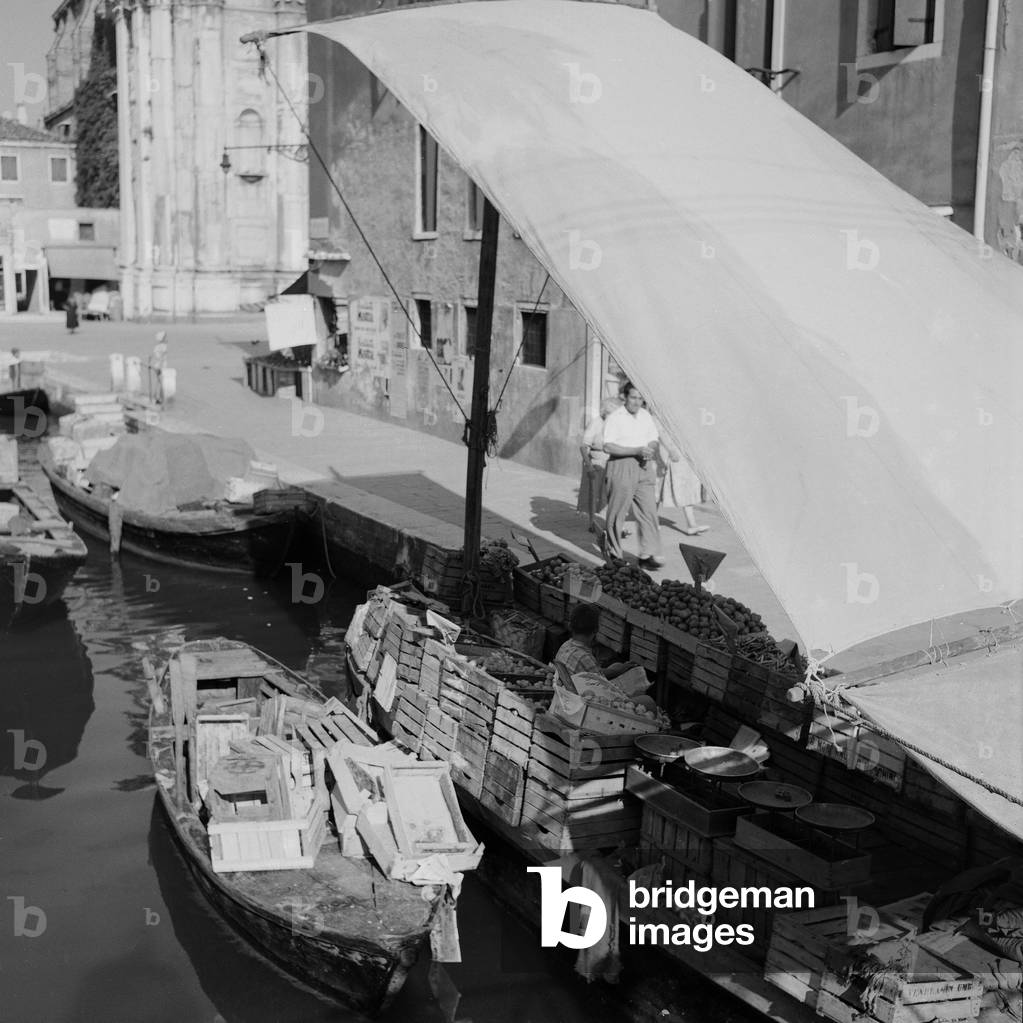Fruit stand in Venice, 1960s (b/w photo)