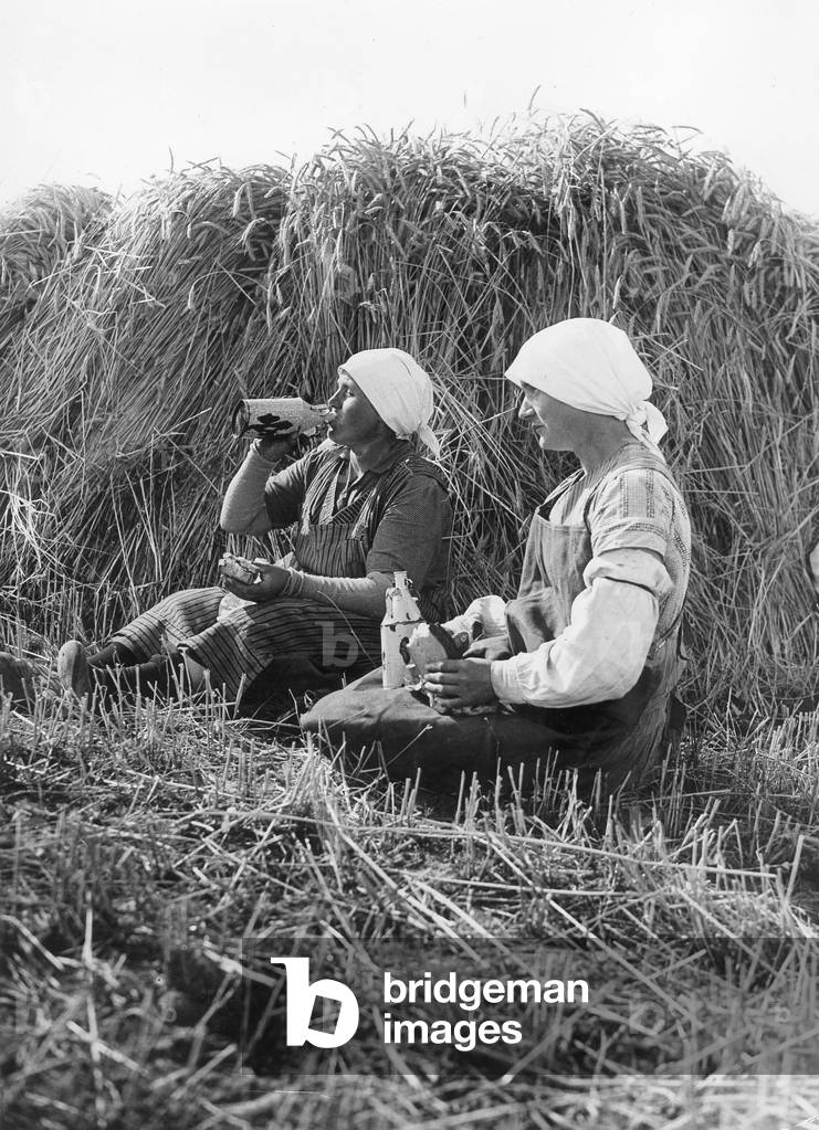 Peasant women take a break during the harvest, 1934 (b/w photo)