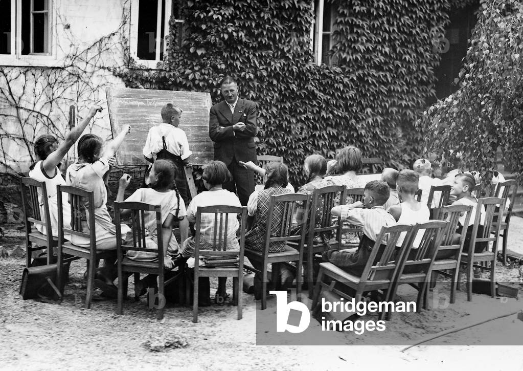 Open air class, 1937 (b/w photo)