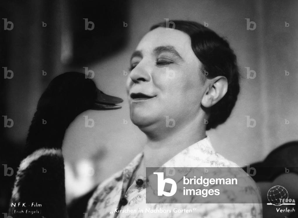 Liesl Karlstadt in the film 'Kirschen in Nachbars Garten', 1935 (b/w photo)