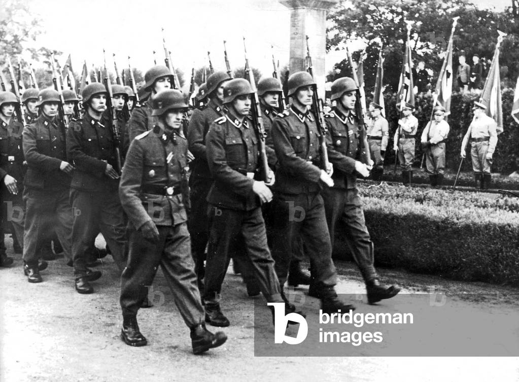 Soldiers of the Waffen SS at the funeral of Gauleiter Buerkel (b/w photo)