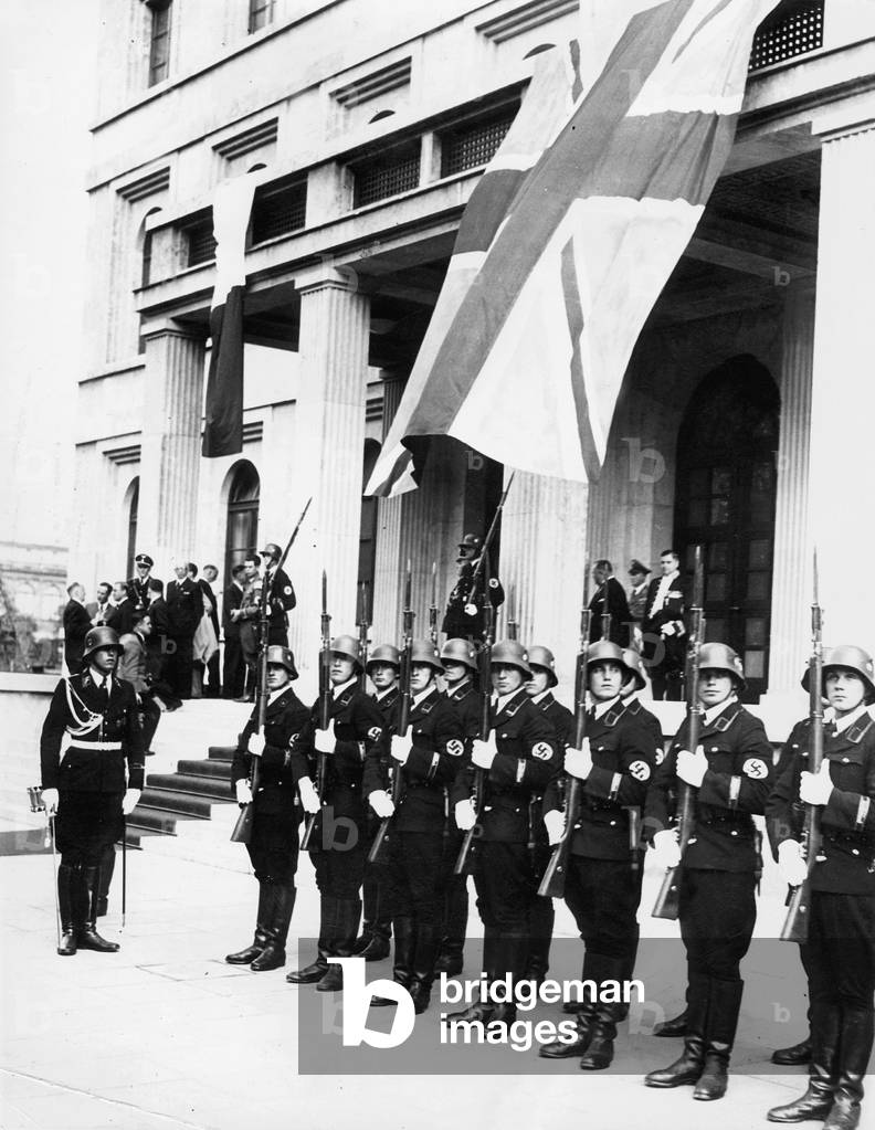'Body Guard Regiment Adolf Hitler' in front of the Fuehrerbau in Munich, 1938 (b/w photo)