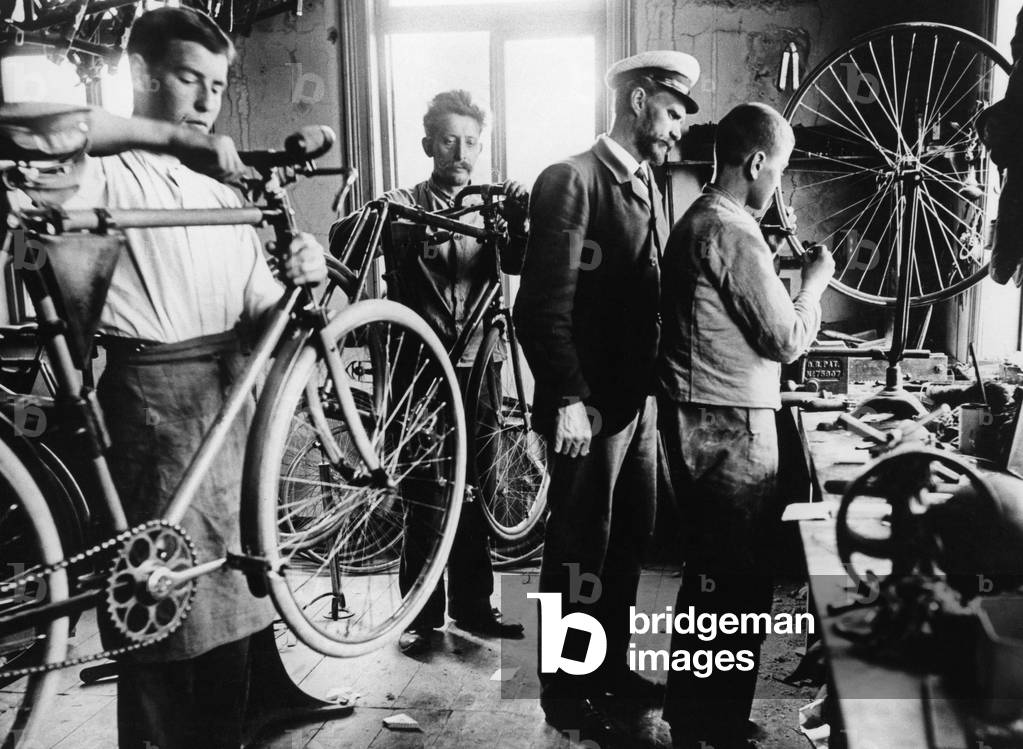 Assembly room of the Zeus-Fahrradwerke, c.1910 (b/w photo)