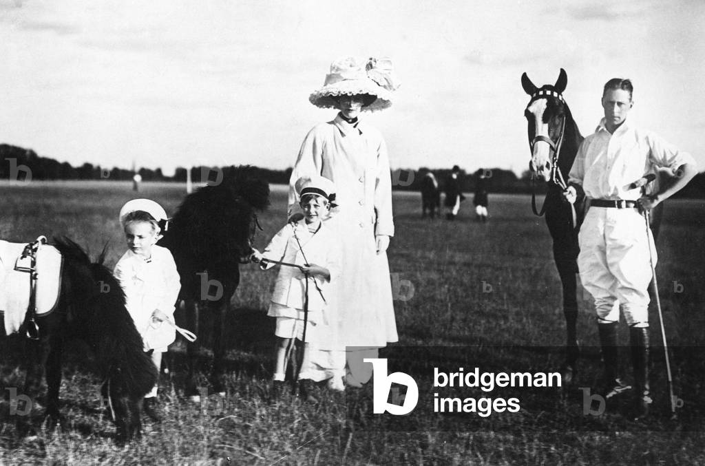 The crown prince couple with their children, 1911