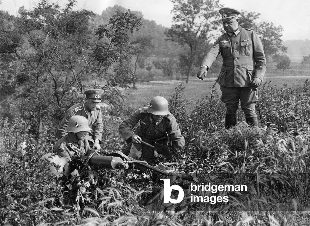 Wehrmacht soldiers bring a machine gun in position, 1935 (b/w photo)