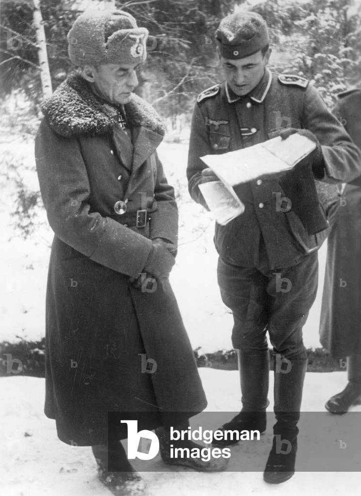 Walther Groessner at a visit to the front, 1942 (b/w photo)