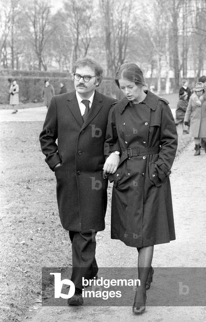Christian Semler at the funeral of Ursula Herking, 1974 (b/w photo)