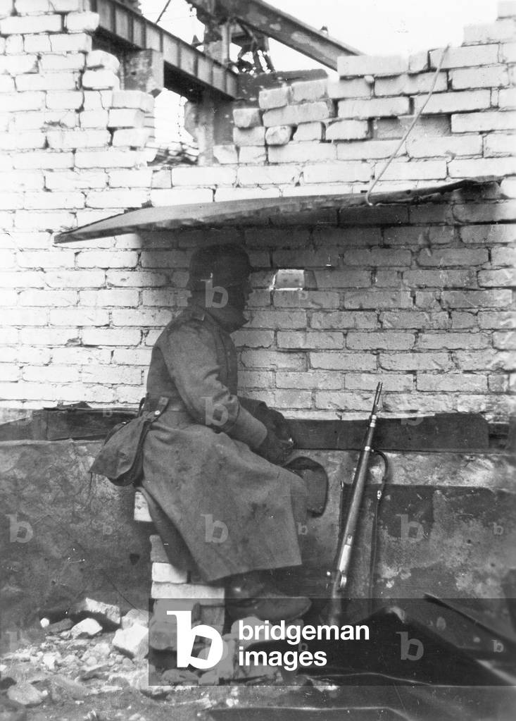 German soldier in Stalingrad, 1942 (b/w photo)