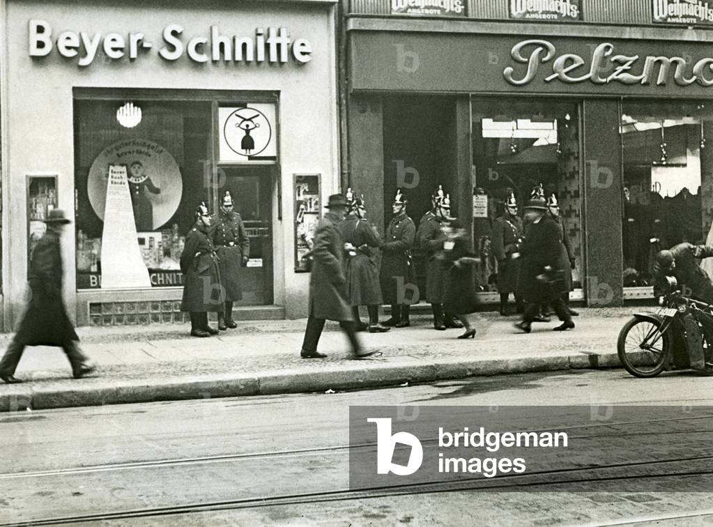 The police secures the sidewalk opposite the Berlin City Hall, 1930