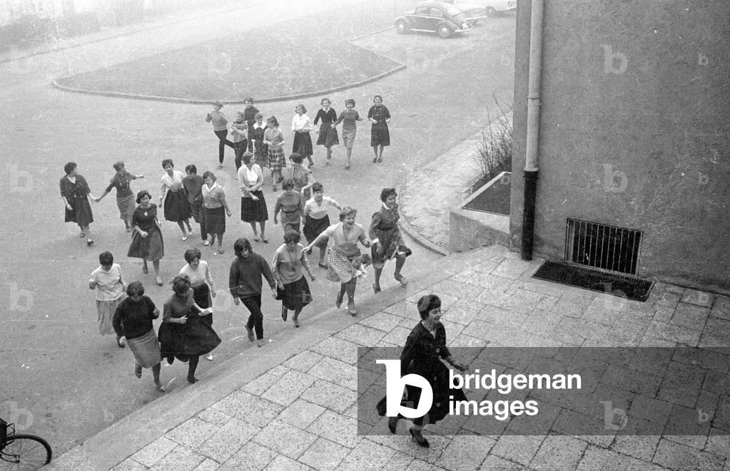 Classes begin at a German school, 1959 (b/w photo)
