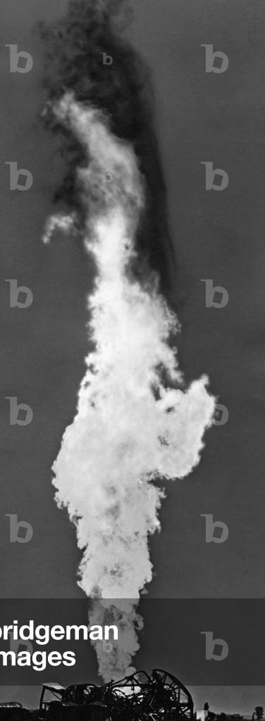 Burning oil well in Wolfskehlen, 1951 (b/w photo)