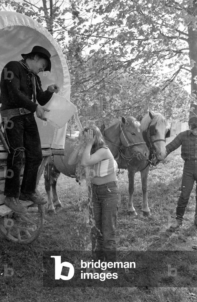 Vacation in covered wagon in Upper Franconia, 1971 (b/w photo)