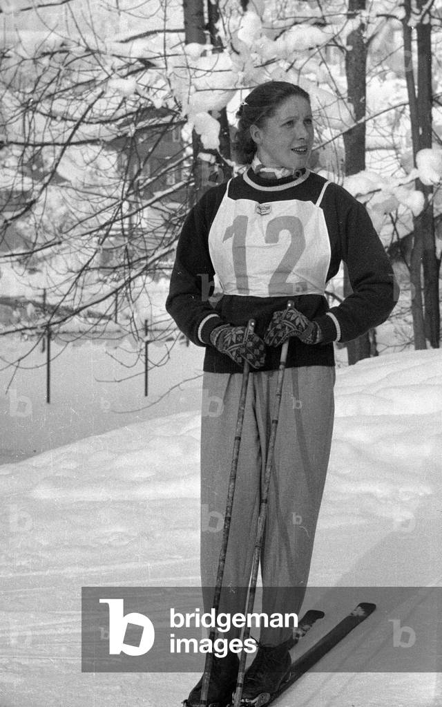 The Russian cross-country skier Valentina Tsaryova in Grindelwald, 1954 (b/w photo)