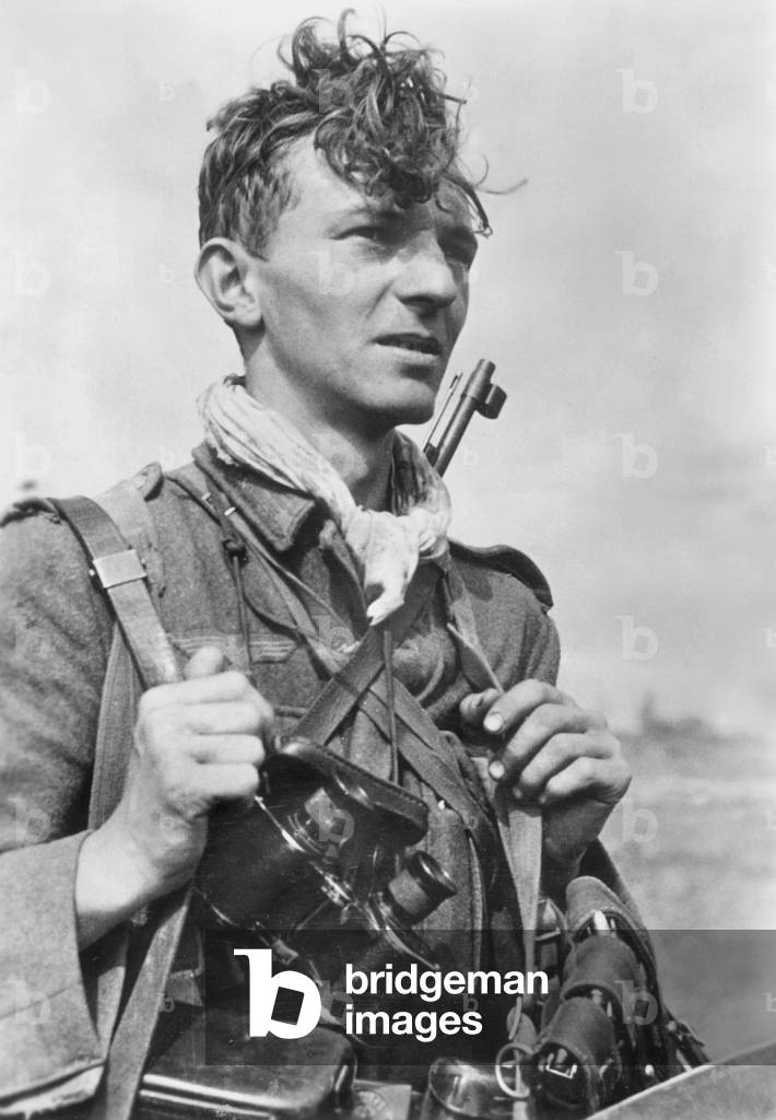 German soldier on the Eastern front, 1942 (b/w photo)