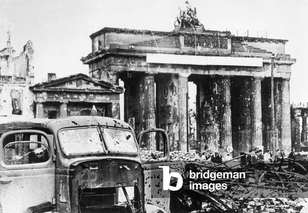Brandenburger Gate in Berlin, 1945 (b/w photo)