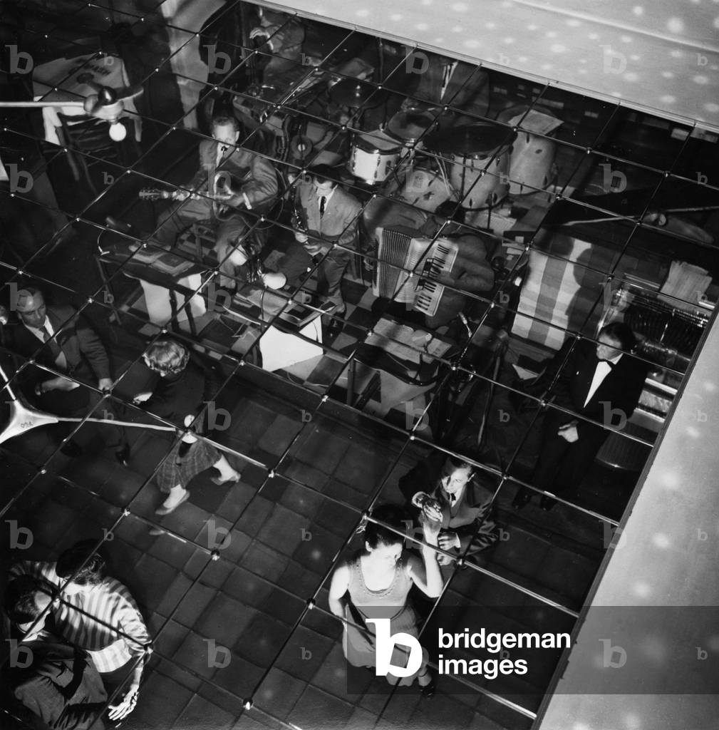 Dancing people in the Augsburg nightclub 'Tingel-Tangel' (b/w photo)