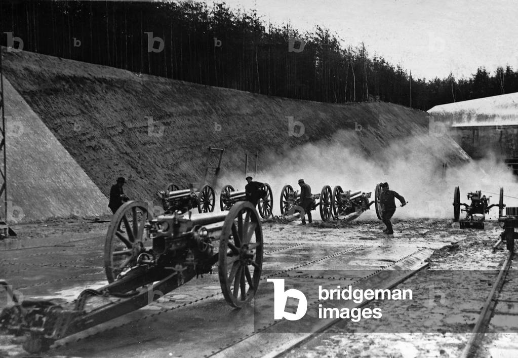 On the shooting range of the Skoda Works, 1917 (b/w photo)