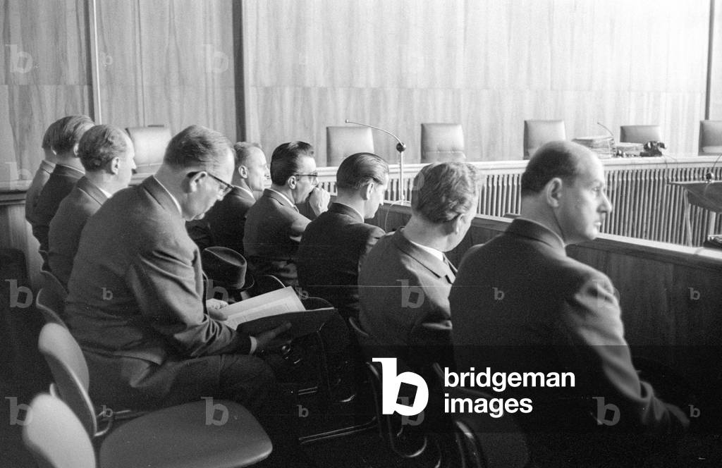 Court proceedings in Munich: Sale of files by the judiciary, 1960 (b/w photo)