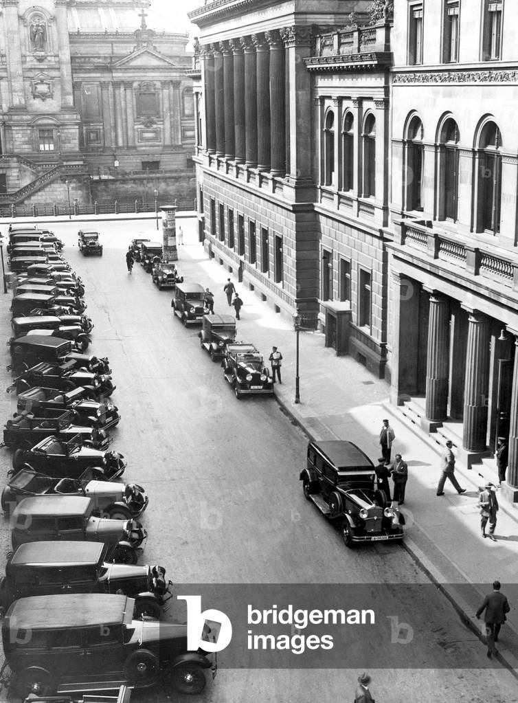 Berlin stock market, 1932 (b/w photo)