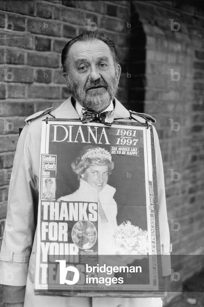 Mourner in front of Buckingham Palace in London on the day of the funeral, 16th September, 1997 (b/w photo)