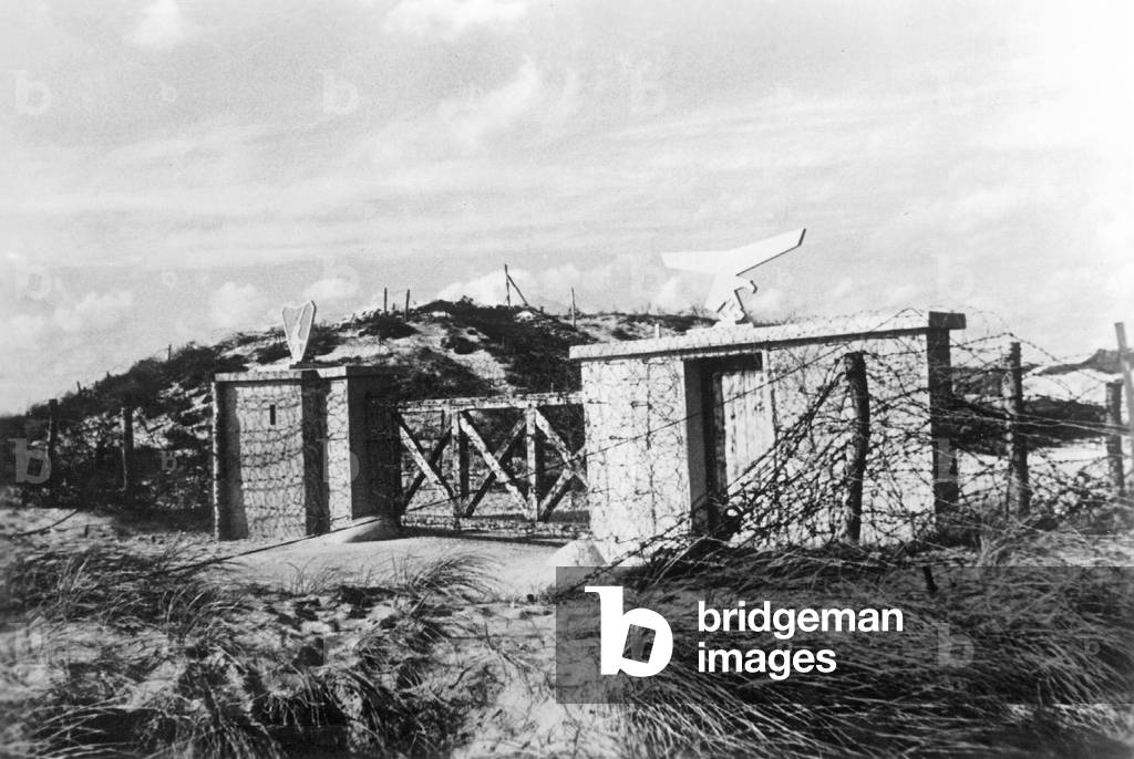 German anti-aircraft artillery battery at the Atlantic Wall, 1942 (b/w photo)