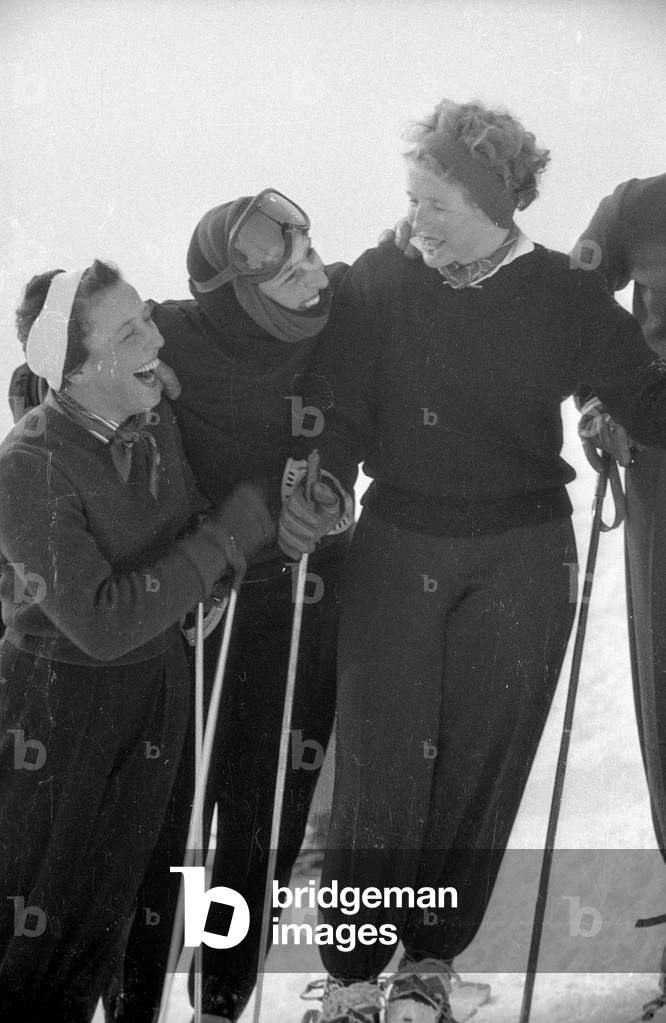 Skiers encourage their team colleagues, 1954 (b/w photo)
