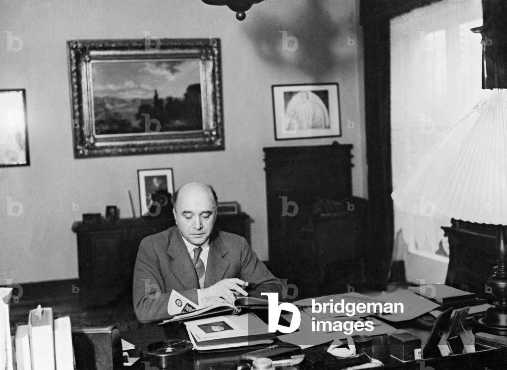 Friedrich Bergius at his desk, 1932 (b/w photo)