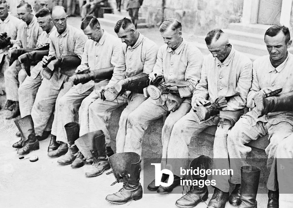Cleaning duty of reserve soldiers in the armed forces. 1935 (b/w photo)