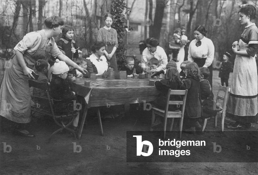 Kindergarten during WWI, 1915 (b/w photo)