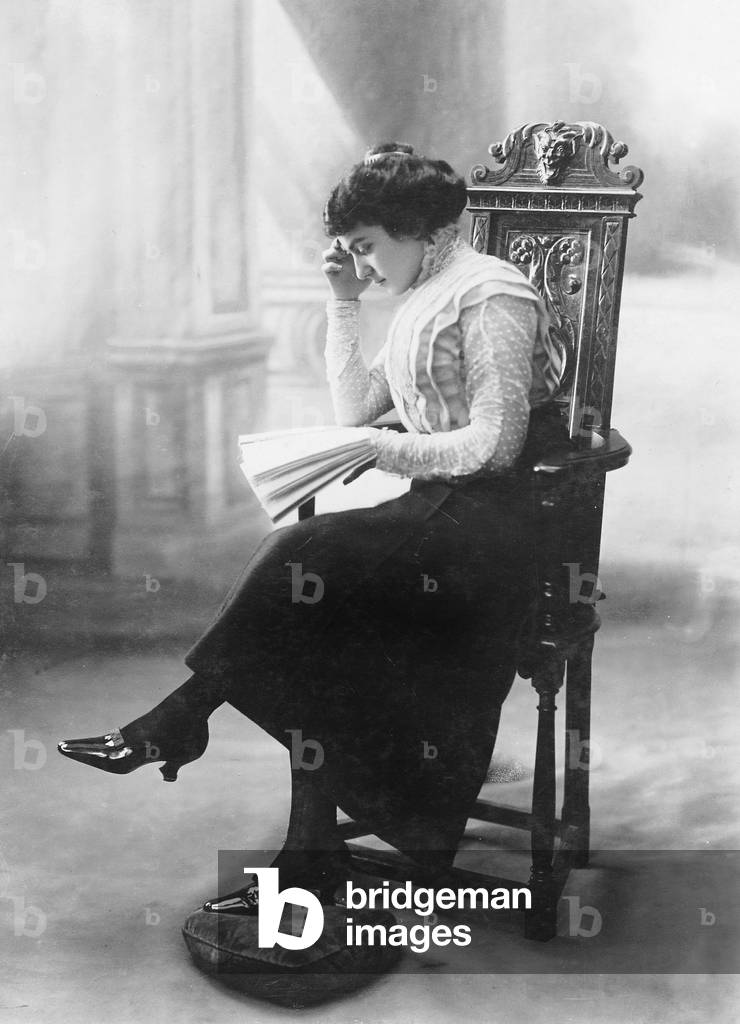 Women's and shoe fashions from 1909 (b/w photo)