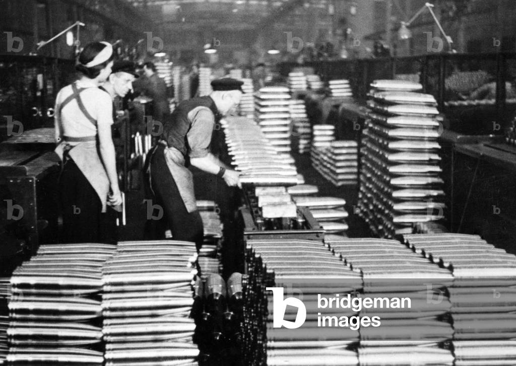 Workers in the armaments industry, 40s (b/w photo)