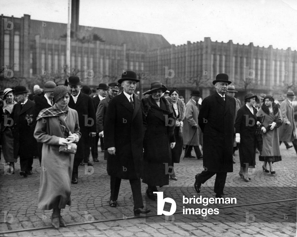 Konrad Adenauer (center) at the opening of the exhibition 